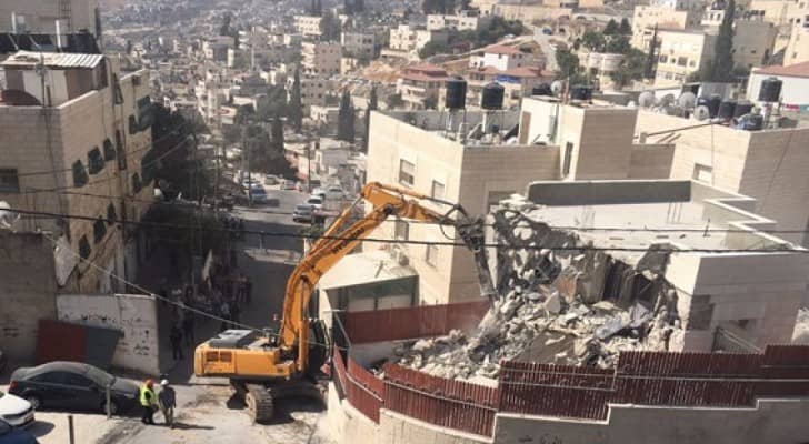 جرافات الاحتلال تهدم بناية سكنية في القدس