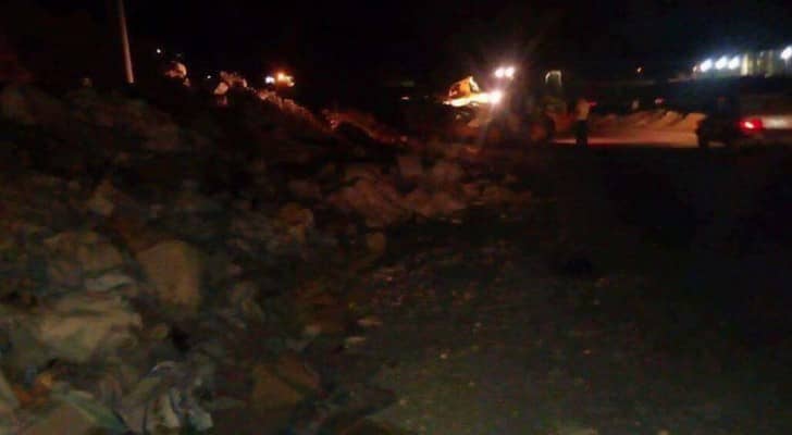بلدية الكرك تنفذ حملة لإزالة النفايات ومخلفات البناء على جنبات ‏الطرق
