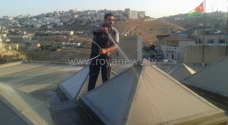مدير مدرسة في الكرك يقوم بتنظيف مرافق المدرسة بنفسه