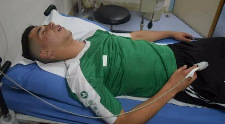 لاعب من الوحدات خلال تواجده في المستشفى (فيس بوك)