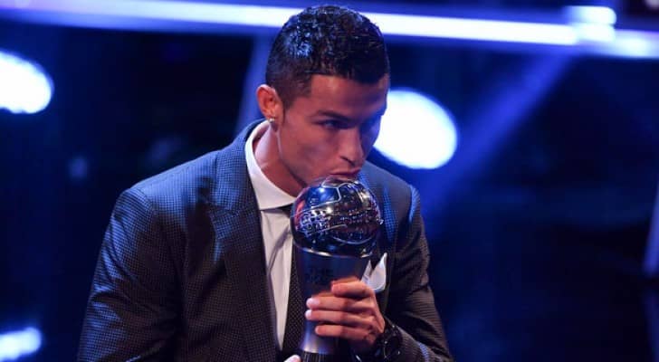 رونالدو يتوج بجائزة افضل لاعب في العالم 