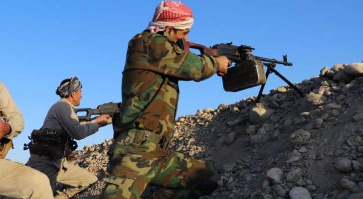 مقاتلون في قوات المبيشركة الكردية قرب كركوك