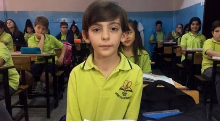 تعلم القراءة والكتابة وعمره عامان ويستعد للجامعة وهو في الـ14