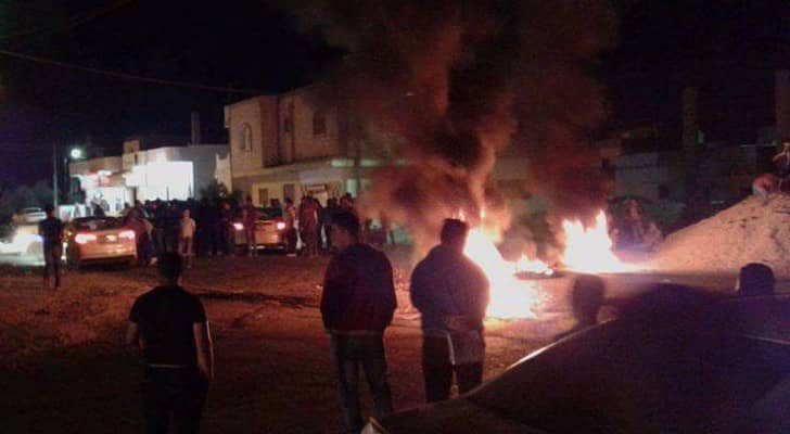 محتجون يغلقون الطريق الرئيسي بالإطارات المشتعلة