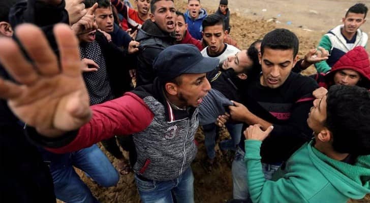 فلسطينيون يسعفون مصابا خلال مواجهات مع الاحتلا