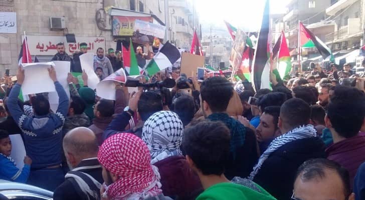 الصور من أمام المسجد الحسيني