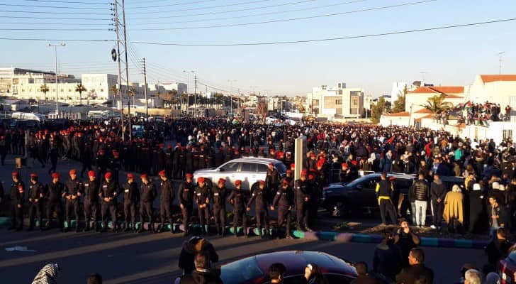 المحتجون امام السفارة