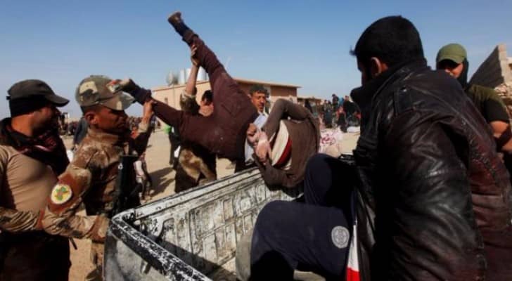 جنود عراقيين لدى اعتقالهم شخصا تشتبه في انتمائه لداعش