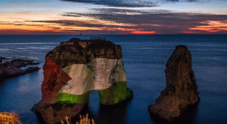 إعادة إضاءة صخرة الروشة بألوان علم فلسطين