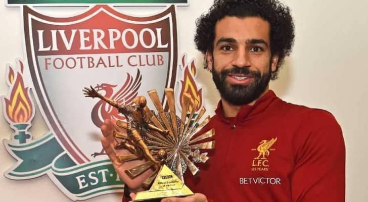 محمد صلاح يحمل الجائزة