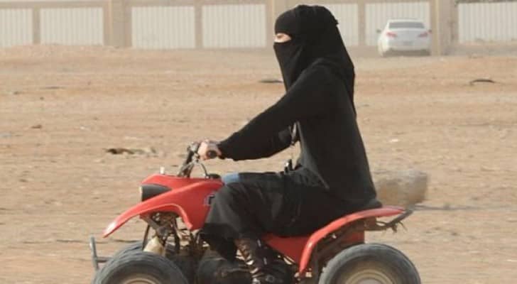 السماح للسعوديات بقيادة الدراجات النارية والشاحنات