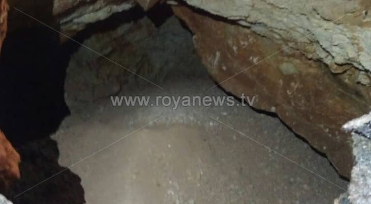 انهيار شارع في بلدة علعال شامال مدينة اربد يكشف عن مغارة اثرية