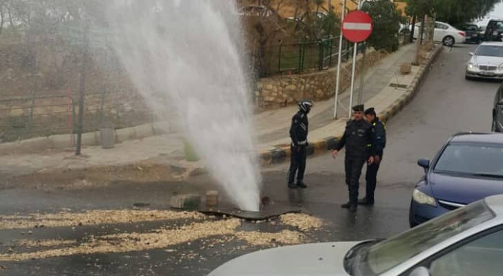 كسر بماسورة مياه يتسبب بازمة سير في عمان