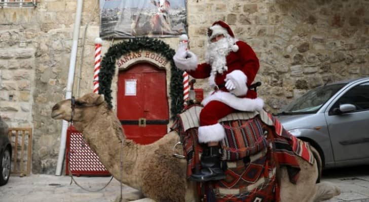 بابا نويل يقدم أشجار عيد ميلاد مجانية لسكان القدس