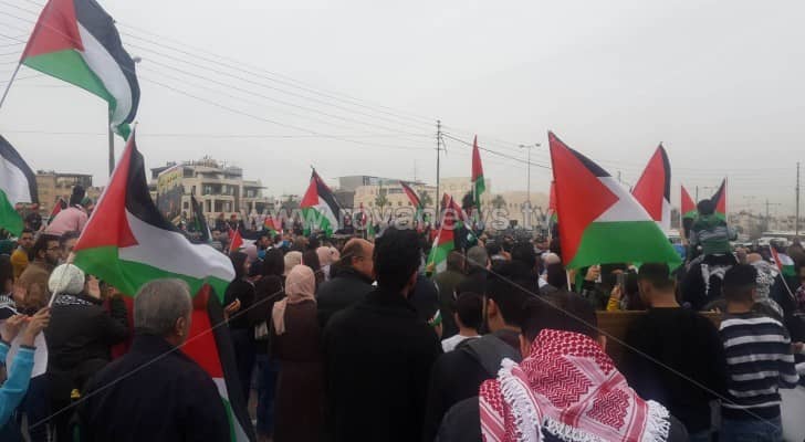 وقفة الأردنيين أمام سفارة واشنطن مستمرة