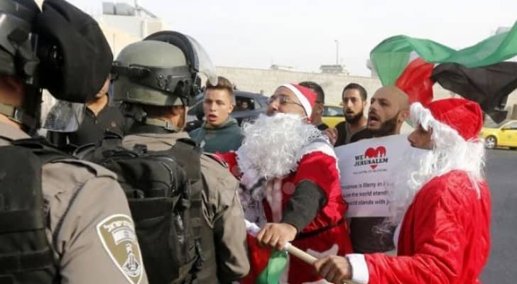سانتا كلوز" الفلسطيني يناهض قرار ترمب على طريقته