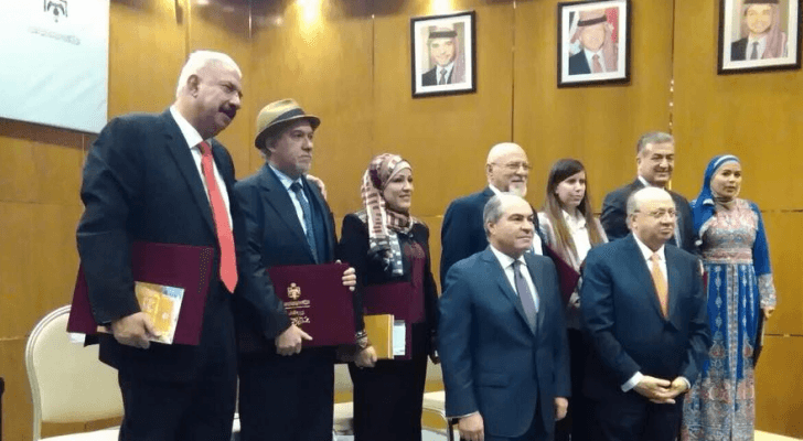 الملقي يوزع جوائز تقديرية والتشجيعية