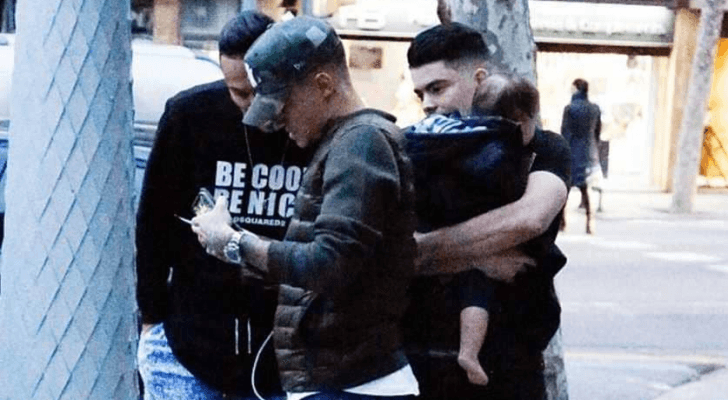 كوتينيو مرتديا قبعة بعد حجز سيارته في برشلونة
