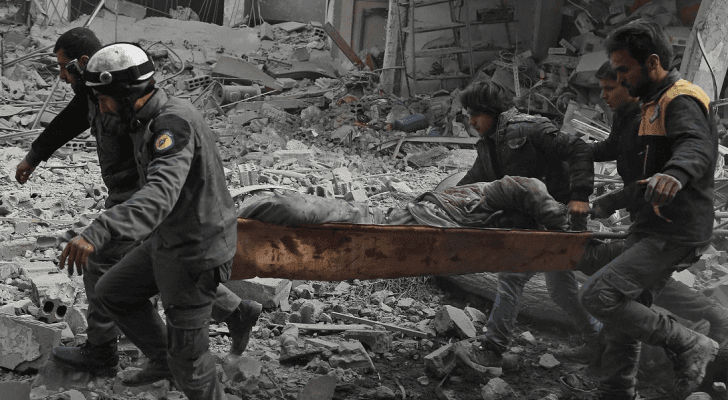 اسعاف مصاب بقصف جوي على الغوطة الشرقية