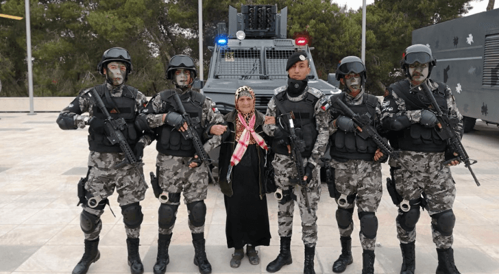 نشامى الدرك خلال التقاطهم صورة مع احدى السيدات