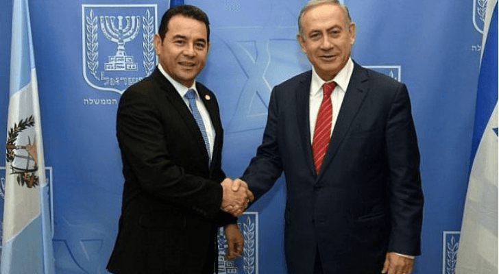 الرئيس الغواتيمالي جيمي موراليس الى جانب رئيس وزراء الاحتلال بنيامين نتنياهو