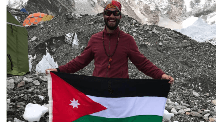 الحوامدة يرفع علم الأردن فوق إيفرست