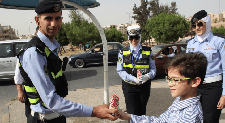 طلبة مدارس يوزعون الهدايا على رجال السير
