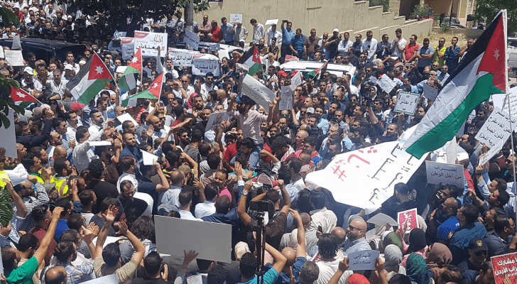 الصورة من أمام مجمع النقابات