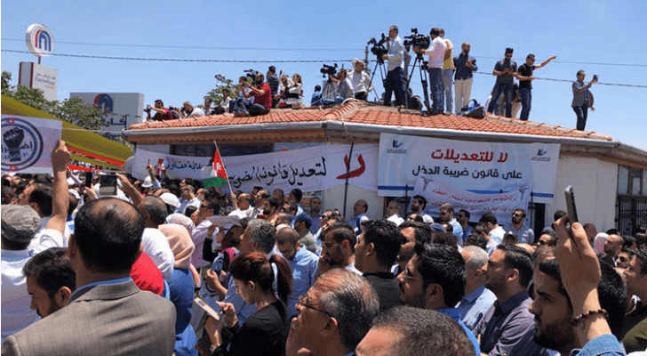 صورة من الاضراب امام مجمع النقابات