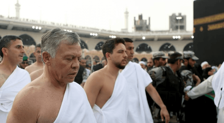 الملك عبدالله الثاني خلال أدائه لمناسك العمرة
