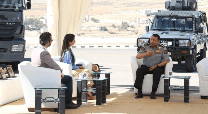 الزميل فؤاد الكرشة والزميلة ميس النوباني مع المدير العام لقوات الدرك اللواء الحواتمة
