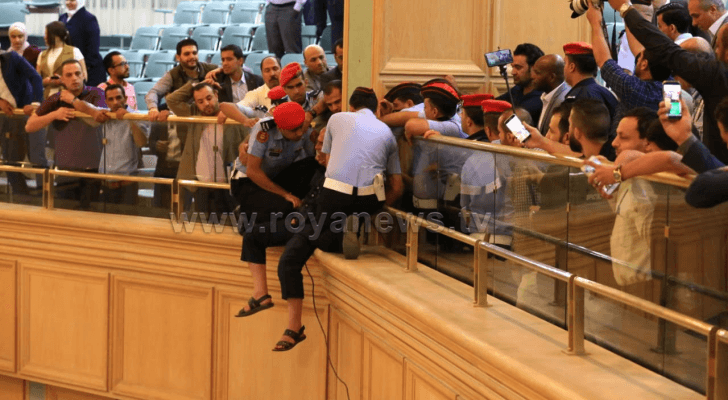 صورة تظهر الشخص الذي حاول الانتحار من شرفات المجلس