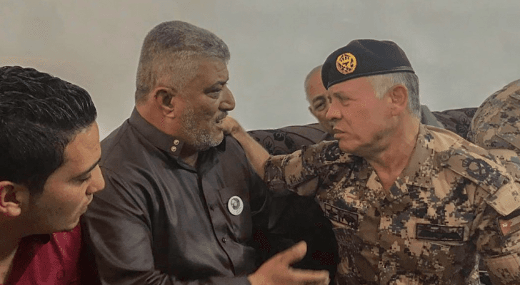 الملك يقدم واجب العزاء بالشهيد علي عدنان قوقزة في جرش
