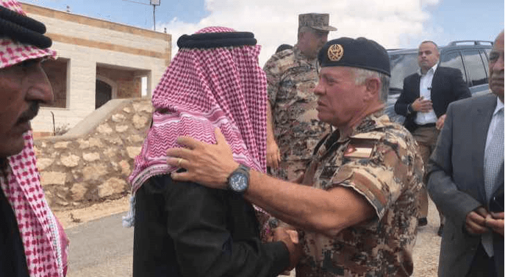 الملك يقدم واجب العزاء بالشهيد هشام العقاربة في الزرقاء