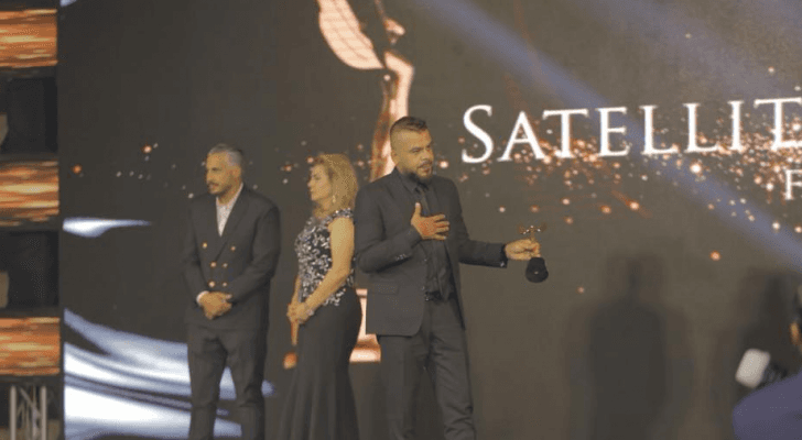 الرياحنة يفوز بجائزة "التميز" ويهديها لروح الراحلان المصري والسيلاوي