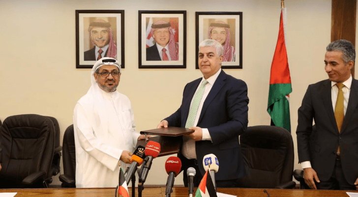 جانب من توقيع الاتفاقية