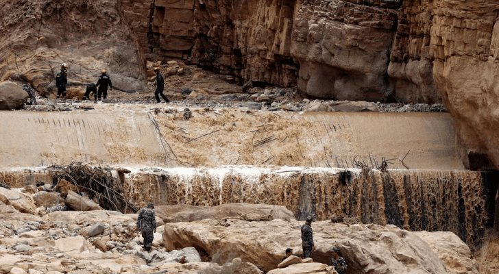 جانب من عميات البحث عن المفقودين في حادثة البحر الميت