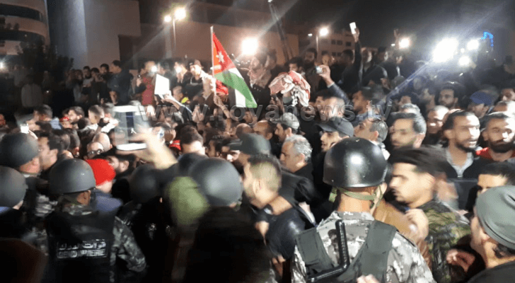 صورة للتدافع بين الدرك والمحتجين