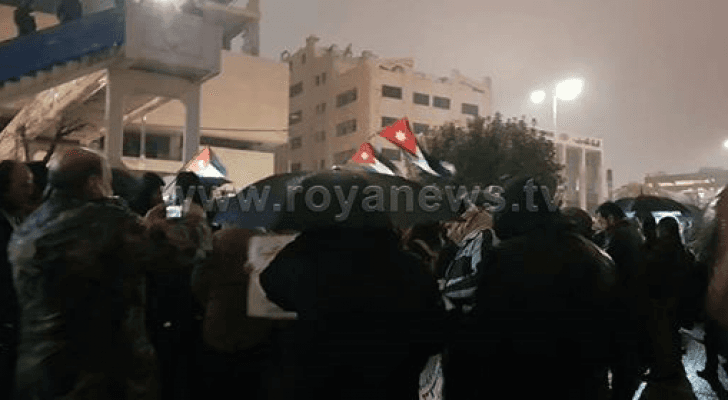 مواطنون ينفذون وقفة احتجاجية في محيط الرابع