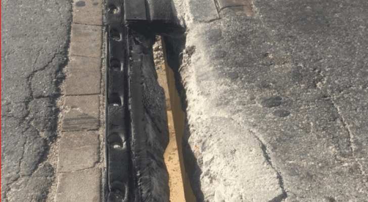 سقوط جزء بيسط من جسر الموجب