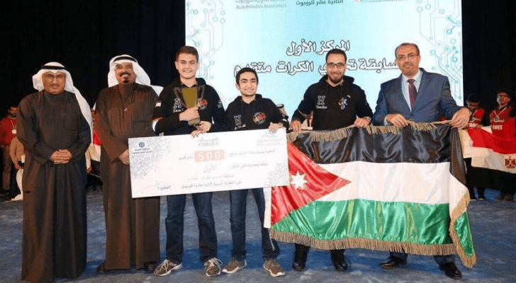 لحظة تكريم الطلبة الأردنيين في الكويت