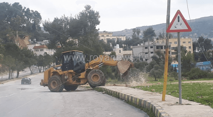 الجهات المعنية تزيل مخلفات الاحتجاجات في عجلون