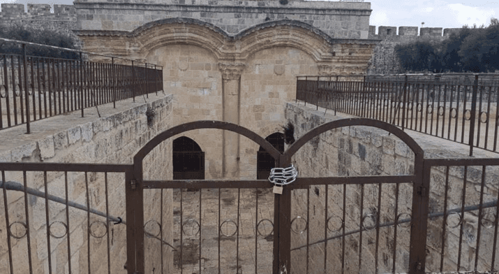 السلاسل والأقفال على الباب الواقع على رأس الدرج الـمؤدي