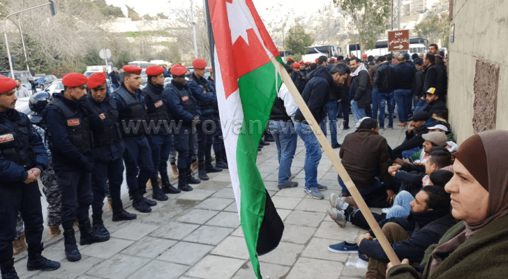 المتعطلين عن العمل خلال اعتصامهم أمام الديوان الملكي