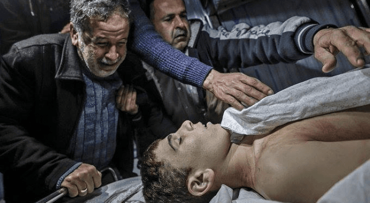 لحظة وداع الفتى يوسف الداية الذي استشهد برصاص الاحتلال شرق غزة
