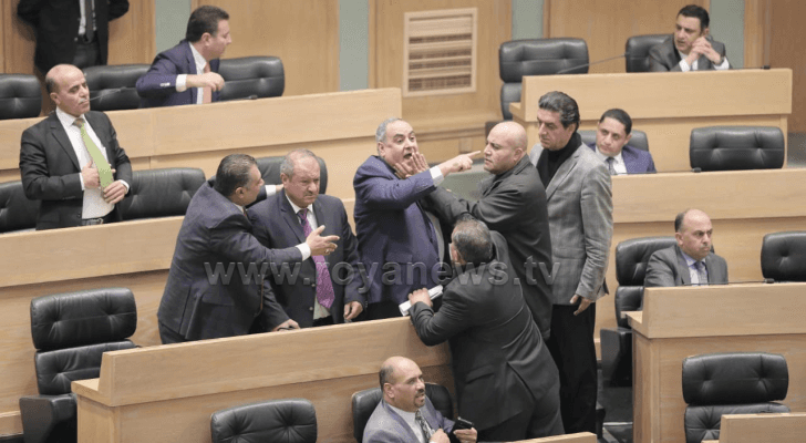صورة من المشادة خلال جلسة النواب