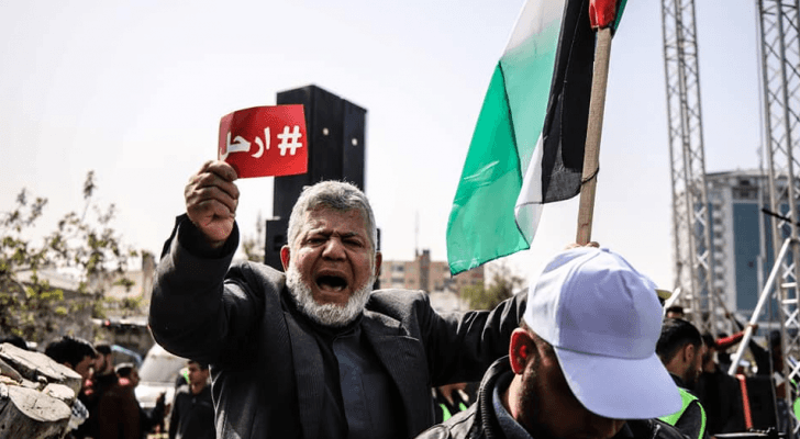 مسيرات في غزة تطالب عباس بالرحيل