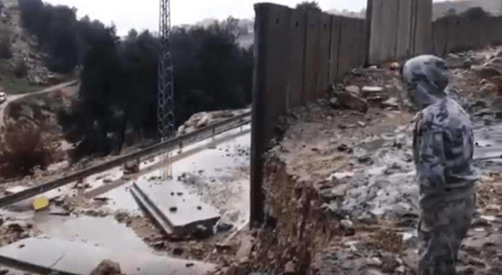 الأمطار تتسبب في انهيار جدار الفصل العنصري في القدس
