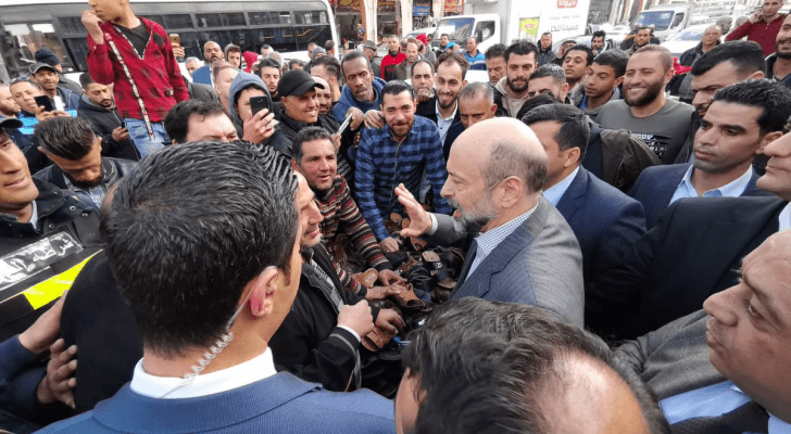 الرزاز يتفقد عددا من المحلات في وسط البلد