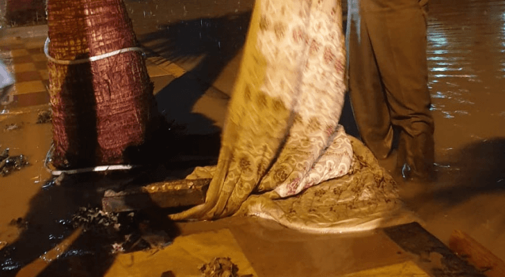 مركبة رئيس البلدية غرقت بمياه الأمطار